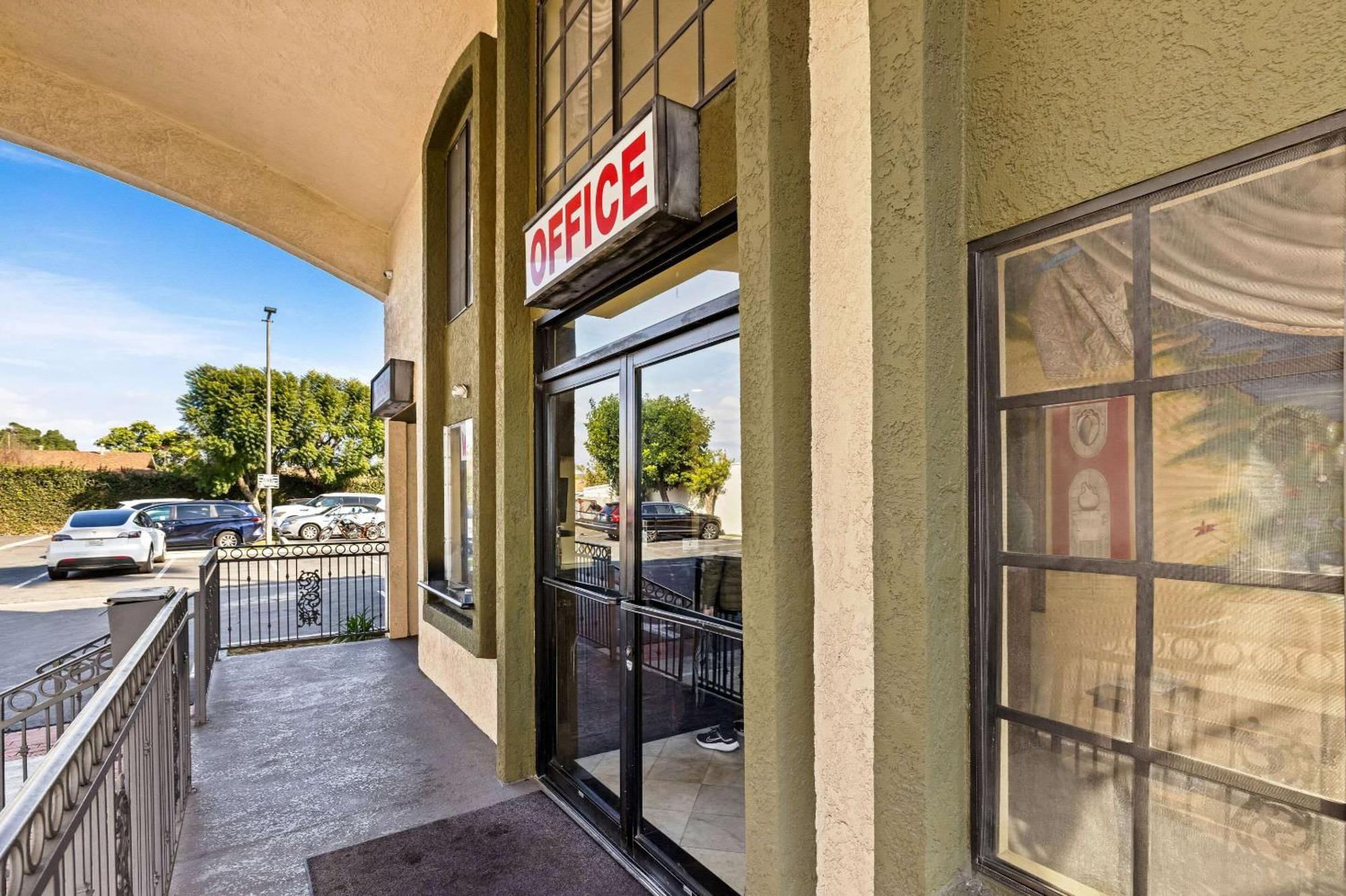 Rodeway Inn Santa Ana Exterior photo